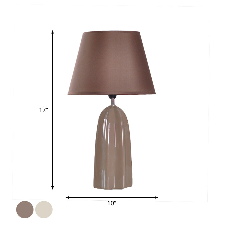 Beige/Braun 1 Kopf Tischlampe Traditioneller Stil Stoff Konische Schirm Tischlicht für das Arbeitszimmer
