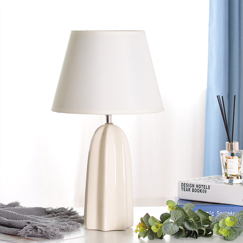 Beige/Braun 1 Kopf Tischlampe Traditioneller Stil Stoff Konische Schirm Tischlicht für das Arbeitszimmer