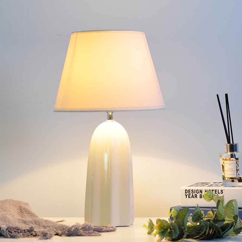 Beige/Braun 1 Kopf Tischlampe Traditioneller Stil Stoff Konische Schirm Tischlicht für das Arbeitszimmer