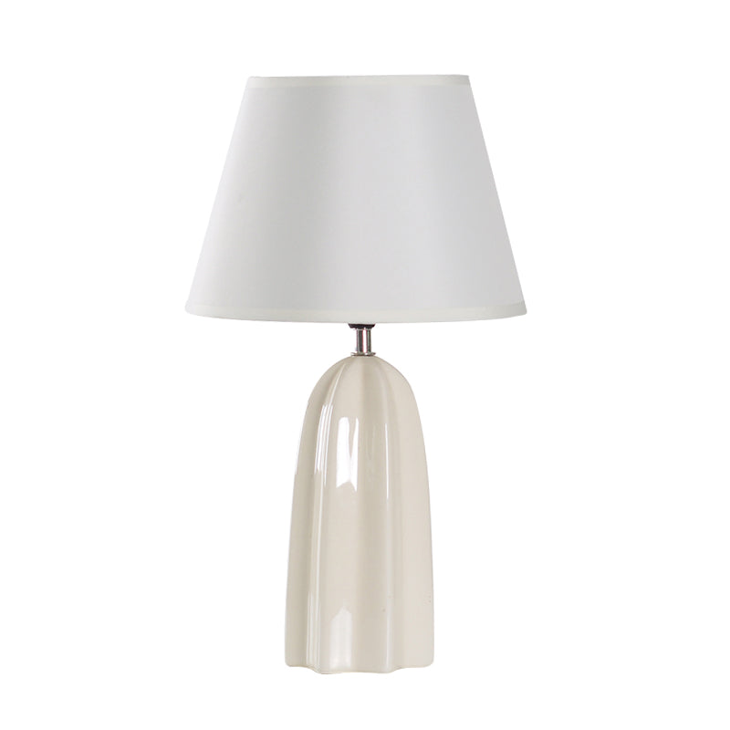 Beige/Braun 1 Kopf Tischlampe Traditioneller Stil Stoff Konische Schirm Tischlicht für das Arbeitszimmer