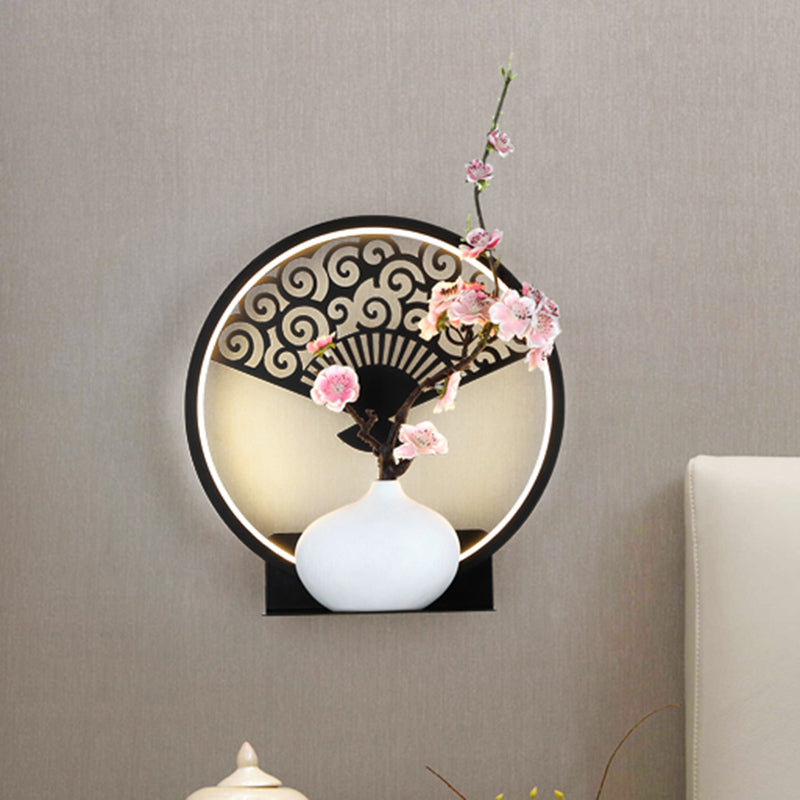 Frendorf | Gerundete Metallic Wandmural Lampe Oriental LED Schwarze Wandmontierte Lichtinstallation mit Ventilator und Pflaumenmuster, Warm/Weißes Licht