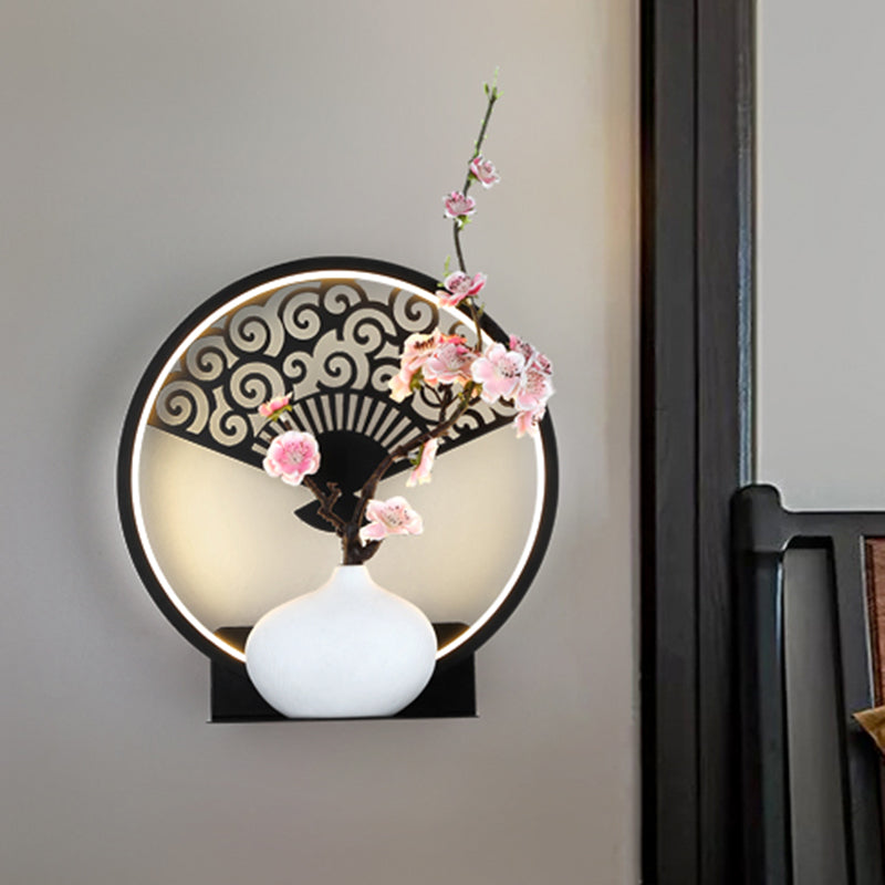 Frendorf | Gerundete Metallic Wandmural Lampe Oriental LED Schwarze Wandmontierte Lichtinstallation mit Ventilator und Pflaumenmuster, Warm/Weißes Licht