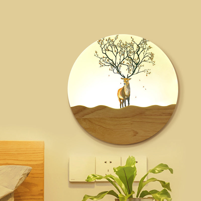 LED Nachttisch Wandbeleuchtung Idee Minimalistischer Stil Holz Elch Reh und Baum Muster Wandlampe mit runder Metallabdeckung