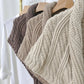 Frendorf | Dreieckiger Strickschal mit Leder-Schlaufe