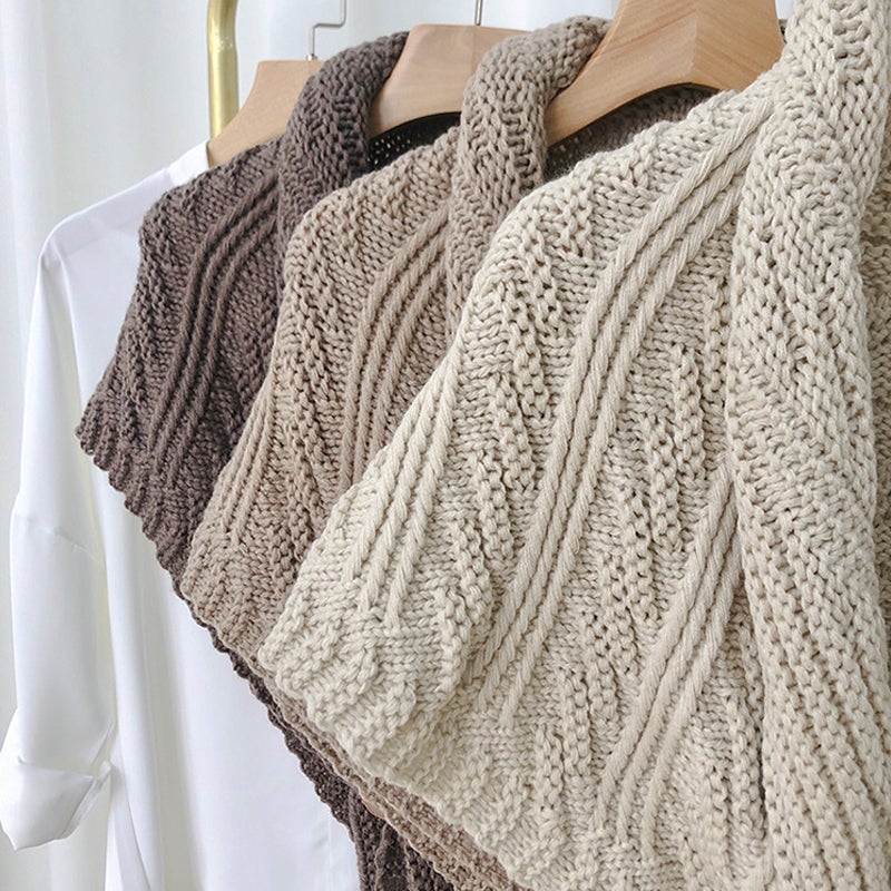 Frendorf | Dreieckiger Strickschal mit Leder-Schlaufe