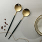 Schwarze und goldene Salatbesteck- und Servierutensilien-Set