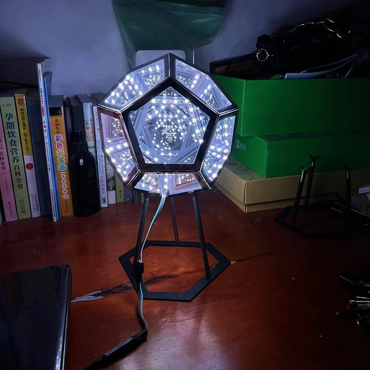 Frendorf | Novahedron LED Tischlampe | Unendliche Dodekaeder-Optik | Stimmungslicht | Kunstvolle Dekoration