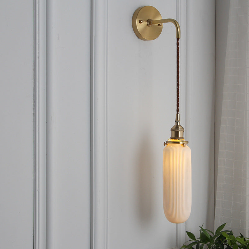 Frendorf | BrassGlow Japanische Retro Wandleuchte | Minimalistisches Design | Zylinder Oval | Messing & Lucite | 1-flammig