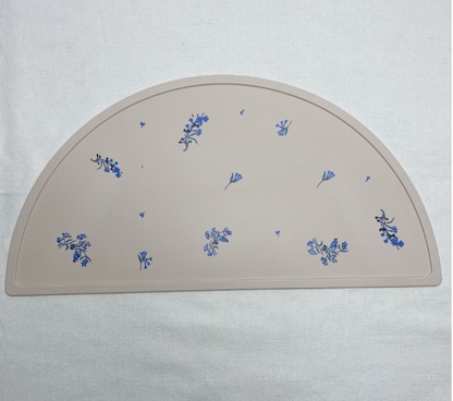 Frendorf | Silikon Platzset für Kinder – Rutschfeste Tischunterlage in Halbmondform