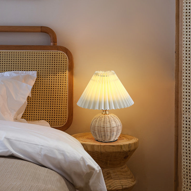 Frendorf | RattaLume Nordic LED Tischlampe | Geflochtenes Rattan & Faltstoffschirm | Stimmungslicht | Deko fürs Schlafzimmer