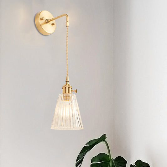 Frendorf | Eine Wandleuchte mit einer Glühbirne und konischer Schirm aus klarem, strukturiertem Glas, industrielle Schlafzimmer-Wandleuchte Beleuchtung Fixture