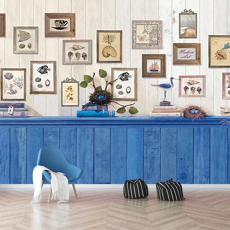 Frendorf | Hele Cottage Muur Wallpaper in Blauw Bed Achter Tafel en Foto Patroon Wandbedekking, Aangepaste Print