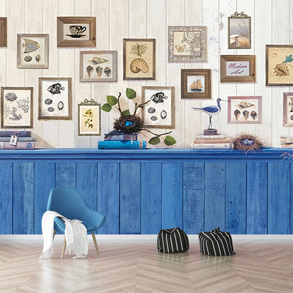 Frendorf | Hele Cottage Muur Wallpaper in Blauw Bed Achter Tafel en Foto Patroon Wandbedekking, Aangepaste Print
