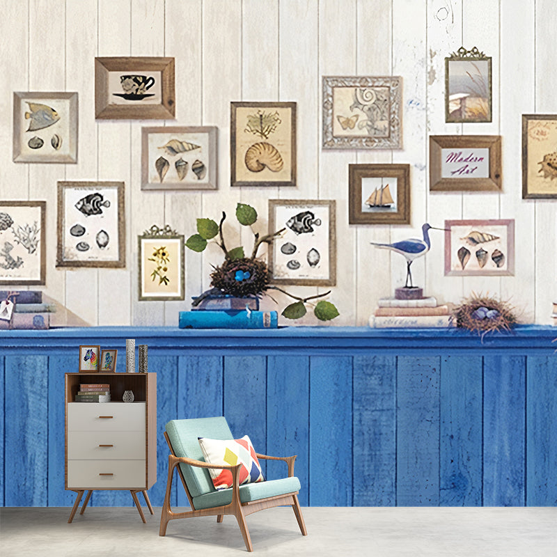 Frendorf | Hele Cottage Muur Wallpaper in Blauw Bed Achter Tafel en Foto Patroon Wandbedekking, Aangepaste Print