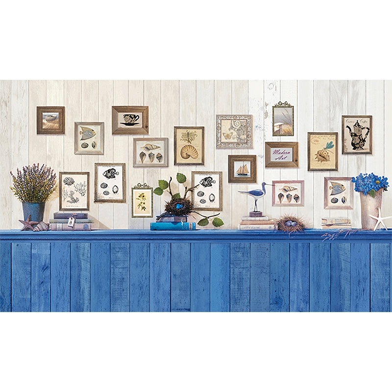 Frendorf | Hele Cottage Muur Wallpaper in Blauw Bed Achter Tafel en Foto Patroon Wandbedekking, Aangepaste Print