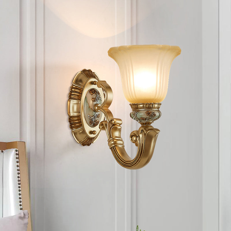 1/2-Licht Wandleuchte Retro Wohnzimmerlampe mit Glocken-mattiertem Glasschirm in Gold