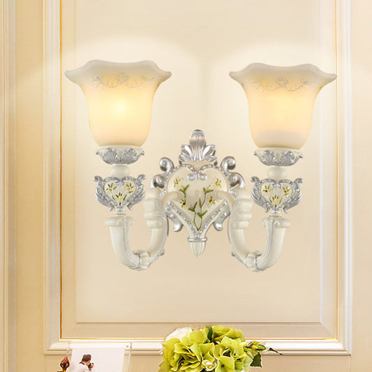 Frendorf | 1/2-Head Elfenbeinglas Wandlampe Traditionelle Weiße Glockenförmige Schlafzimmer Wandlicht Kit