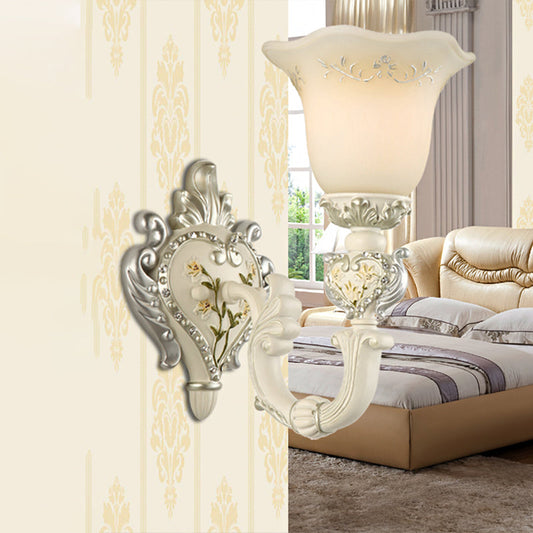Frendorf | 1/2-Head Elfenbeinglas Wandlampe Traditionelle Weiße Glockenförmige Schlafzimmer Wandlicht Kit