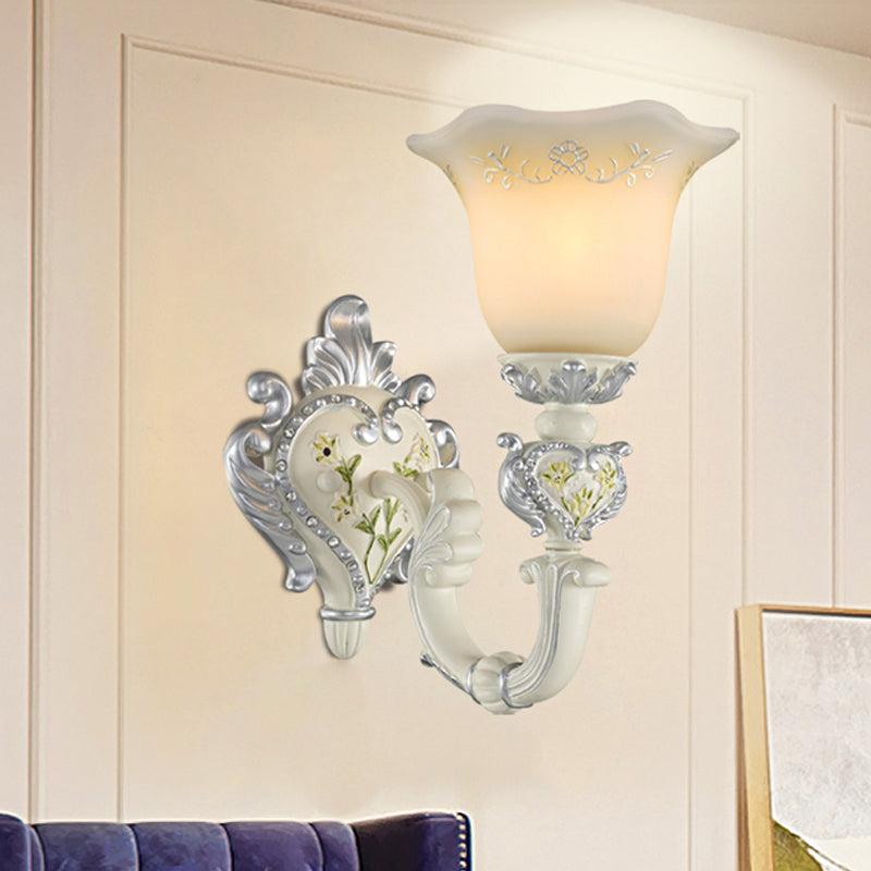 Frendorf | 1/2-Head Elfenbeinglas Wandlampe Traditionelle Weiße Glockenförmige Schlafzimmer Wandlicht Kit