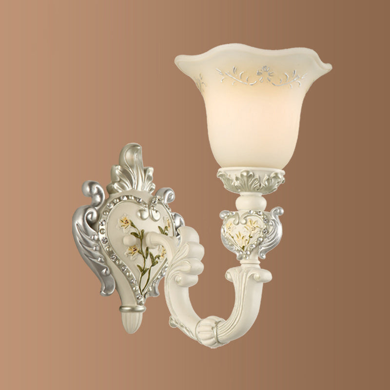 Frendorf | 1/2-Head Elfenbeinglas Wandlampe Traditionelle Weiße Glockenförmige Schlafzimmer Wandlicht Kit