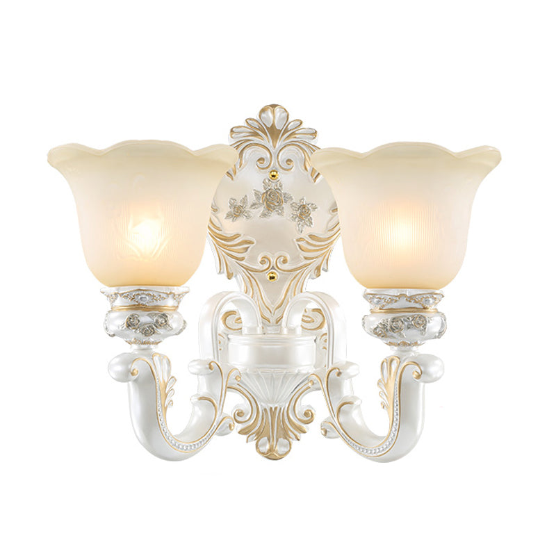 Frendorf | 1/2-Birnen Scalloped-Trim Glockenwandlampe Traditionell Weiß-Gold Mattglas Wandmontagebeleuchtung