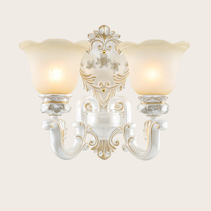 Frendorf | 1/2-Birnen Scalloped-Trim Glockenwandlampe Traditionell Weiß-Gold Mattglas Wandmontagebeleuchtung