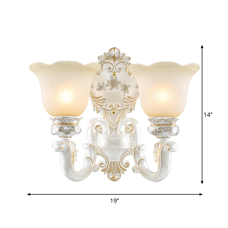 Frendorf | 1/2-Birnen Scalloped-Trim Glockenwandlampe Traditionell Weiß-Gold Mattglas Wandmontagebeleuchtung