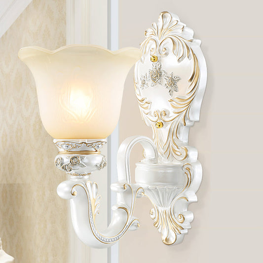 Frendorf | 1/2-Birnen Scalloped-Trim Glockenwandlampe Traditionell Weiß-Gold Mattglas Wandmontagebeleuchtung