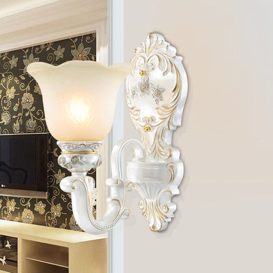 Frendorf | 1/2-Birnen Scalloped-Trim Glockenwandlampe Traditionell Weiß-Gold Mattglas Wandmontagebeleuchtung