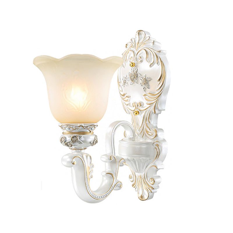 Frendorf | 1/2-Birnen Scalloped-Trim Glockenwandlampe Traditionell Weiß-Gold Mattglas Wandmontagebeleuchtung