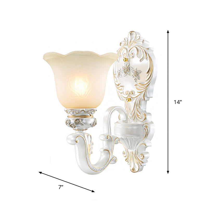 Frendorf | 1/2-Birnen Scalloped-Trim Glockenwandlampe Traditionell Weiß-Gold Mattglas Wandmontagebeleuchtung