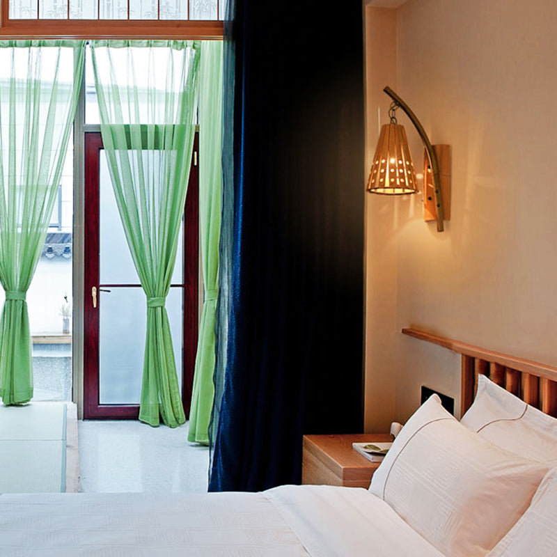 Bamboo konische Schirm Wandbeleuchtung mit hohler Gestaltung Lodge Stil 1-Kopf Holz Wandlampe für Schlafzimmer, links/rechts