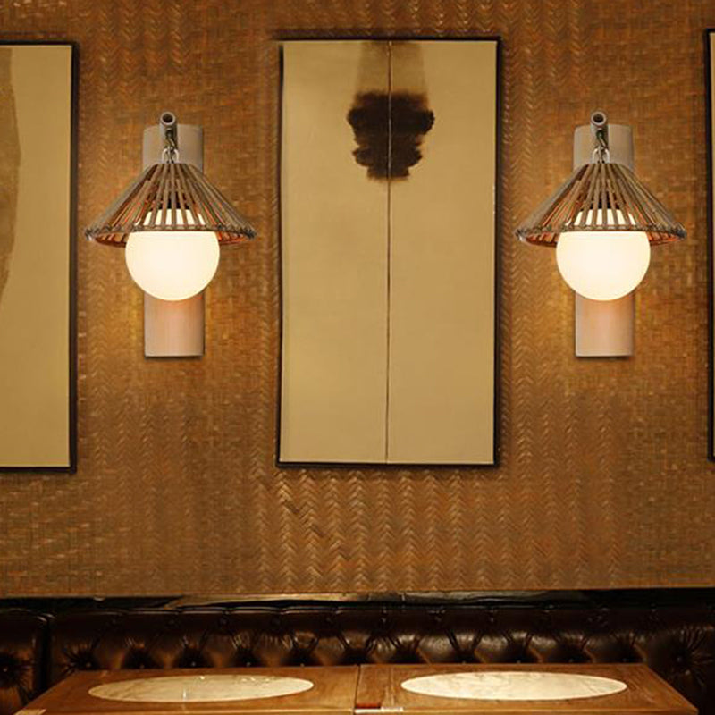 Frendorf | Bamboe Conen Wandmontage Licht Aziatische Stijl 1-Licht Bruine Wandlamp met Witte Glazen Bol Schaduw