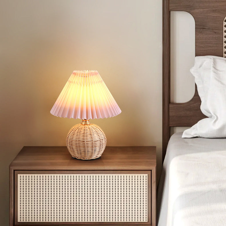 Frendorf | RattaLume Nordic LED Tischlampe | Geflochtenes Rattan & Faltstoffschirm | Stimmungslicht | Deko fürs Schlafzimmer