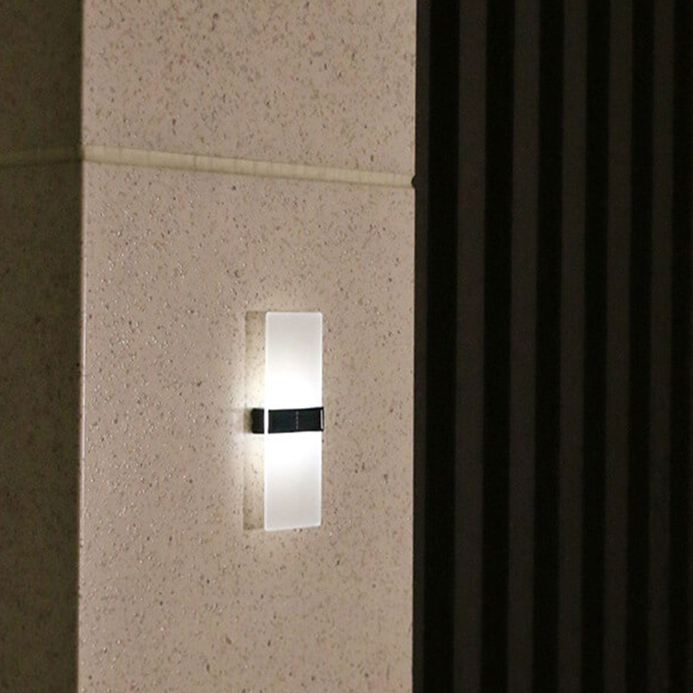 Frendorf | LumaZen Solar LED-Wandlampe | Wetterfest | Solarbetriebene Außenbeleuchtung | Garten- & Terrassen-Deko