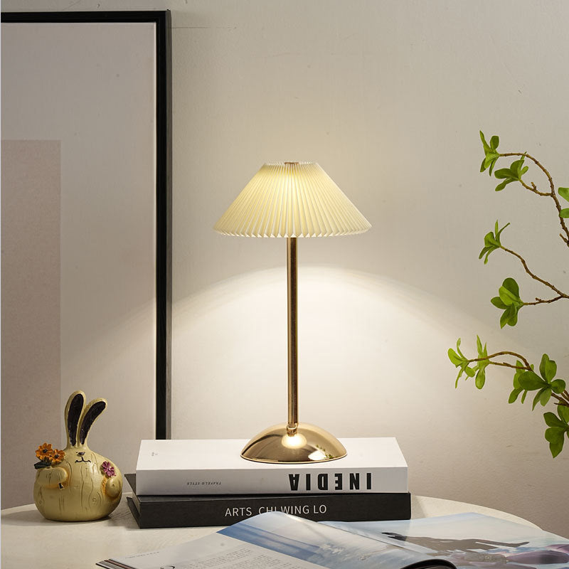 Frendorf | GlowVibe Skandi LED Tischlampe | Wiederaufladbar | Stoffschirm mit Falten | Kabellos | Stimmungslicht | Nachttischlampe
