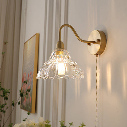 Frendorf | Bellisa Brass Design Wandleuchte | Glasblüten-Dekor | Minimalistisch | 1-Licht-Lampe für Wohnzimmer