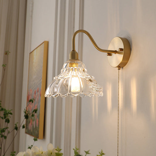 Frendorf | Bellisa Brass Design Wandleuchte | Glasblüten-Dekor | Minimalistisch | 1-Licht-Lampe für Wohnzimmer