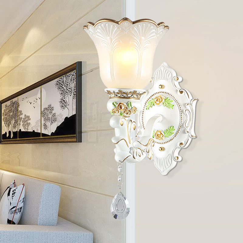 Frendorf | 1/2-Licht Glockenblume Wandleuchte Vintage Weiß Glas Wandmontage Leuchte mit Kristall Tropfen