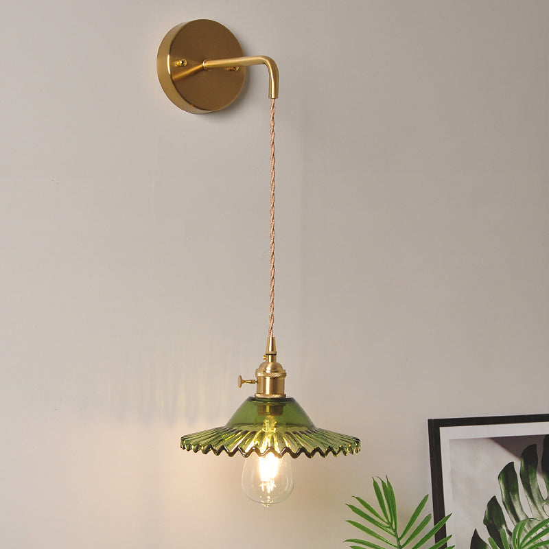 Frendorf | Grüne Glas gewellte Wandlampe Industrie 1 Licht Wohnzimmer Beleuchtung Fixture in Messing