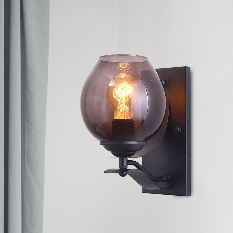 Frendorf | Ein Licht Wandleuchte mit Kugel-Schirm Graues Glas Industrielle Café Licht Armatur in Schwarz