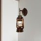 Frendorf | Eine Wandlampe mit einem Laternen-Schirm aus klarem Glas Küsten Badezimmer Wandleuchte in Antik Kupfer