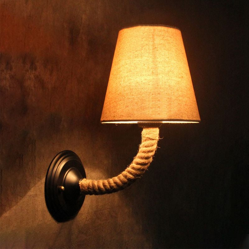 Frendorf | 1 Licht Conische Wandlamp Lodge Stijl Beige Stoffen Wandverlichting met Rope Gebogen/Hoekarm voor Restaurant