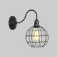 Frendorf | Industrielle Globe/Träne Käfig Wand Sconce Metall 1 Glühbirne Metallische Wandbeleuchtung mit Schwanenhalsarm in Schwarz