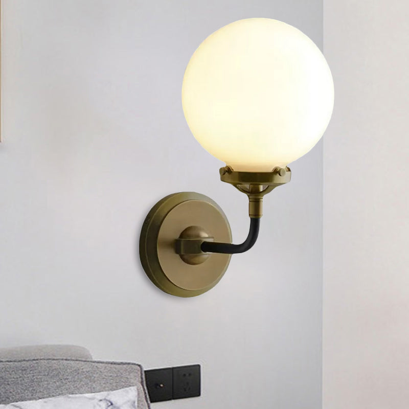 Frendorf | Moderne Globe Shade Wandlamp Fixture 1/2-Bulb Opal Glas Sconcelicht in Antiek Messing/Chroom