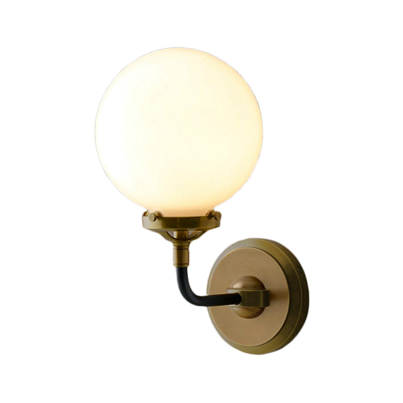 Frendorf | Moderne Globe Shade Wandlamp Fixture 1/2-Bulb Opal Glas Sconcelicht in Antiek Messing/Chroom