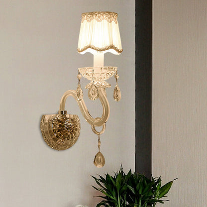 Frendorf | 1/2-Licht Kerzen Wandlamp Traditionelle Weiße Oberfläche Klare Kristall Wandlicht mit Geschwungenem Fass Faltenstoffschirm