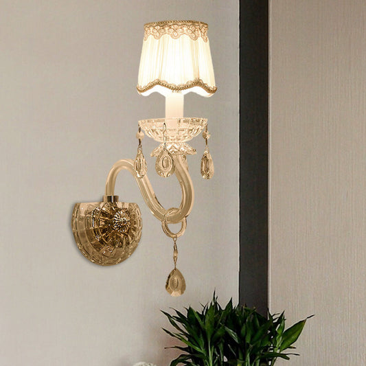 Frendorf | 1/2-Licht Kerzen Wandlamp Traditionelle Weiße Oberfläche Klare Kristall Wandlicht mit Geschwungenem Fass Faltenstoffschirm