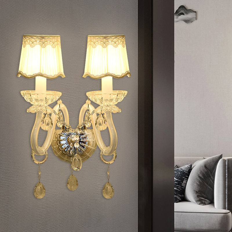 Frendorf | 1/2-Licht Kerzen Wandlamp Traditionelle Weiße Oberfläche Klare Kristall Wandlicht mit Geschwungenem Fass Faltenstoffschirm