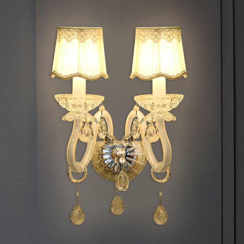 Frendorf | 1/2-Licht Kerzen Wandlamp Traditionelle Weiße Oberfläche Klare Kristall Wandlicht mit Geschwungenem Fass Faltenstoffschirm